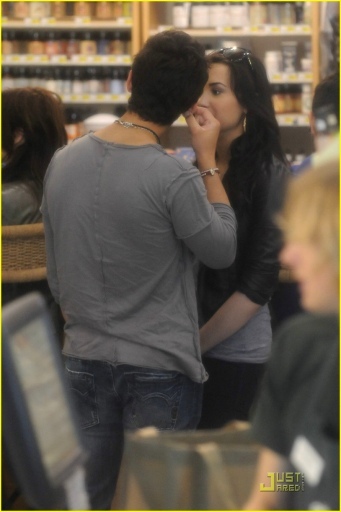 normal_LRG003 - JOE and demi-Out at Erewhon Natural Foods Market in LA-I HATE THESE PHOTOS