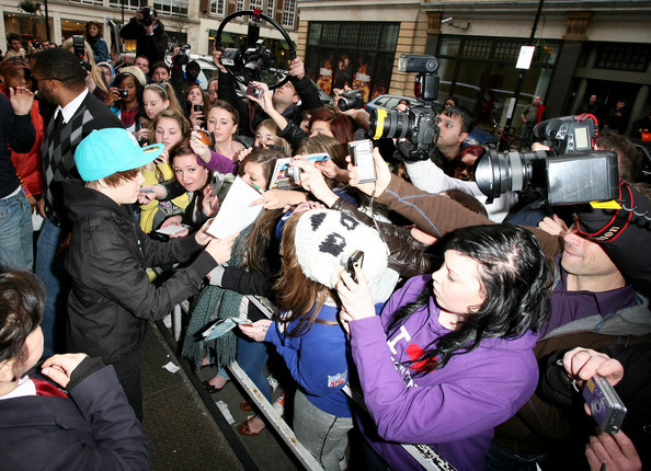  - Fans Waiting for Justin