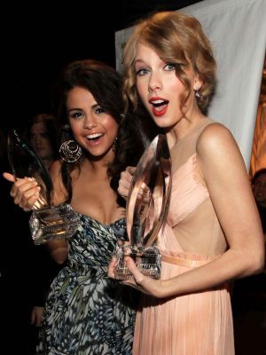 normal_089 - Selena Gomez Award Shows 2O11 January O5 People Choice s Awards