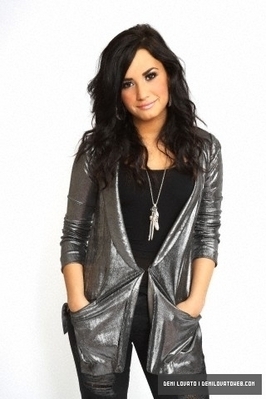 Demi-Photoshoot-demi-lovato-16943357-266-399