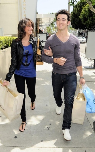 normal_MQ003 - Kevin and Danielle-Out shopping in Beverly Hills
