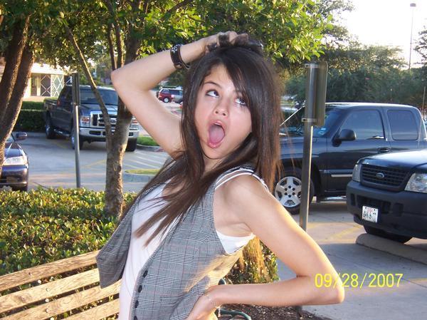 273ne_selena-gomez-rare-pics-3