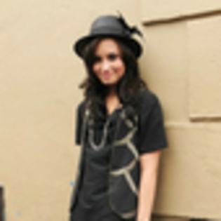 demi-lovato-250170l-thumbnail_gallery