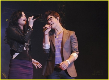 normal_demi-lovato-joe-jonas-make-waves-05