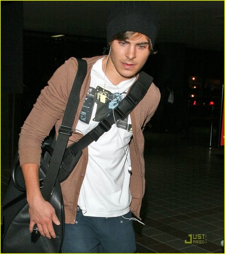 zac-efron-lax-01