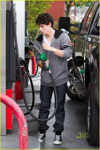 normal_nick-jonas-gas-station-15 - nick-gas station-i love these photos