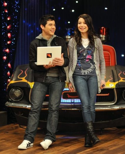 Miranda Cosgrove And David Archuleta (14)