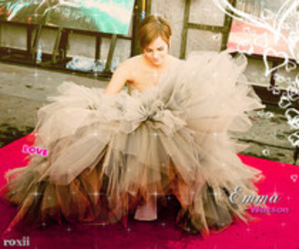 47110684_ZRHOEEPHB - Emma Watson Glittery 2