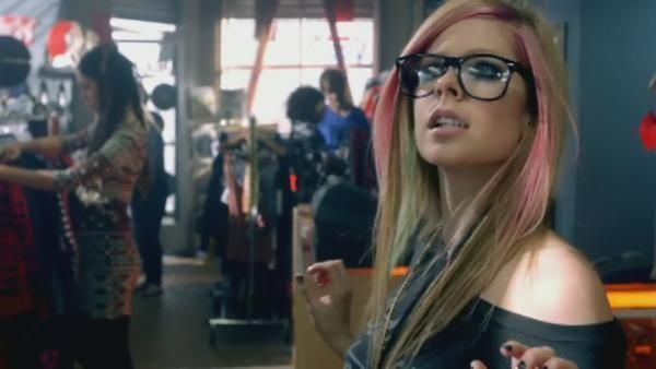 What-The-Hell-Screencaps-avril-lavigne-18776139-600-338