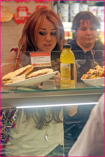 Miley-Cyrus-Caf?-Metro-Delicious-3