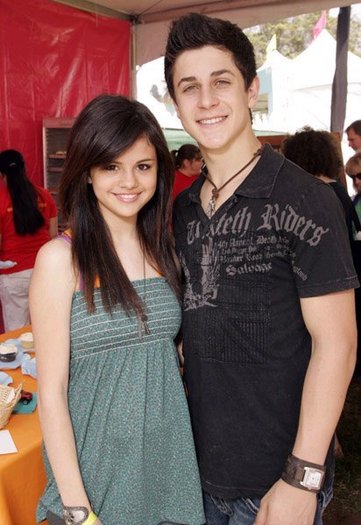 david-and-selena-david-henrie-2042833-412-600 - Wizard of Waverly Place