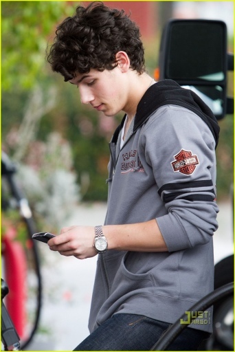 normal_nick-jonas-gas-station-02 - nick-gas station-i love these photos
