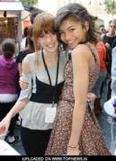 40123084_VTEGXXBNR - bella and zendaya