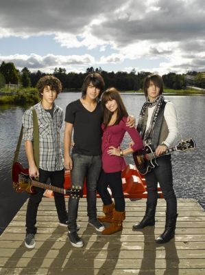 Jonas-Brothers-Demi-Lovato-camp-rock-1049520_299_400