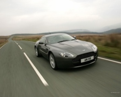 Aston-Martin_Vantage-V8_164