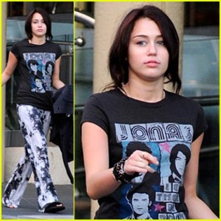 ,IL - Miley C-with a JB T-shirt