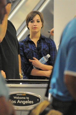 04_7E9 - Demi Lovato Arriving at LAX