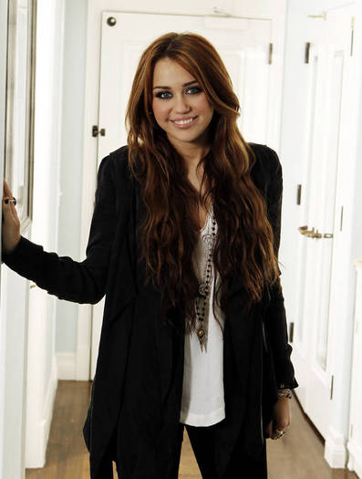 Miley-Cyrus_COM_LastSongPressConference_PhotoSession_02 - The Last Song Press Conference - March 13th 2010 - Photo Session