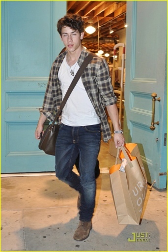 normal_nick-jonas-urban-outfitters-05