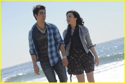 normal_joe-jonas-demi-lovato-sing-oceans-06