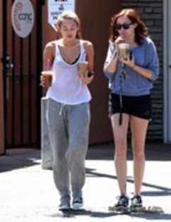 26264339_TYSJIZKVU - x Leaving Coffe Bean in Toluca Lake