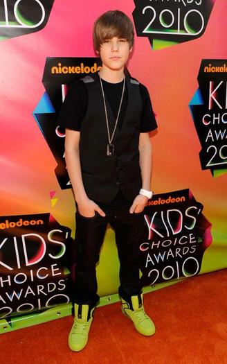 justin-bieber-032710-3[1]