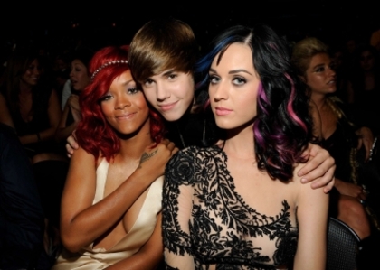 Mtv Video Music Awards - Audience (10) - justin with rihanna and katy