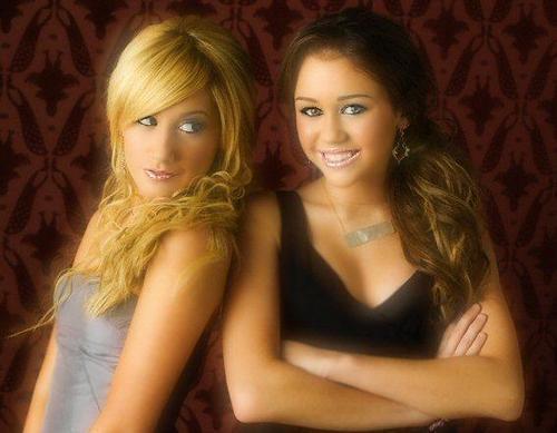 Miley-Cyrus-and-Ashley-Tisdale-smiley-miley-cyrus-118527_500_389