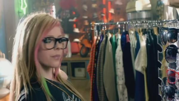 What-The-Hell-Screencaps-avril-lavigne-18776164-600-338