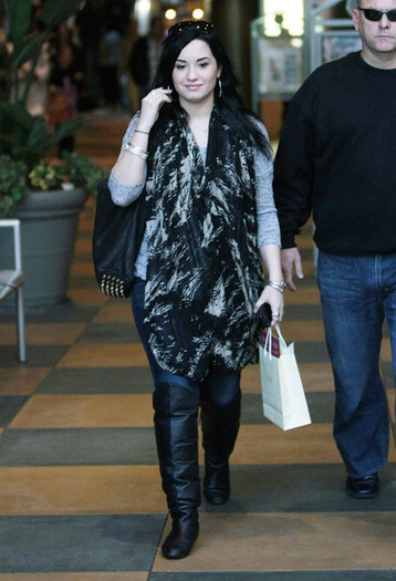 Demi+Lovato+Demi+Lovato+Shopping+Eating+Mall+b5fxh9CiN54l