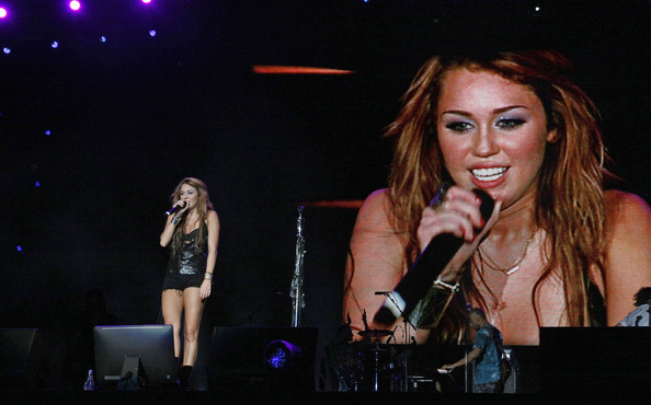 Miley+s+explosive+performance+Aii-I8Bs2l8l