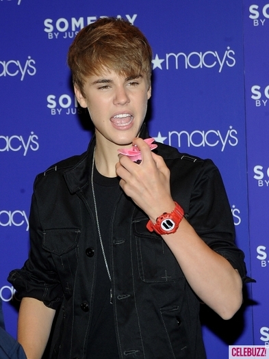 Justin-Bieber-Attacked-at-Macys-Event-in-NYC-1-435x580