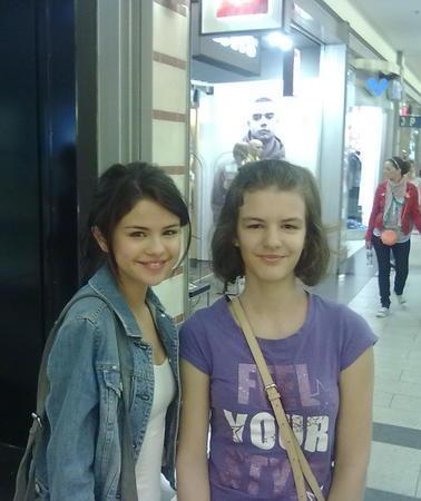 selena-monte-carlo-fan-3