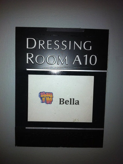 Bella-Thorne-s-Dressing-Room-shake-it-up-16637953-538-720