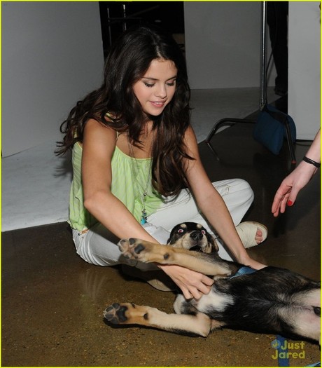 selena-gomez-play-baylor-ellen-02