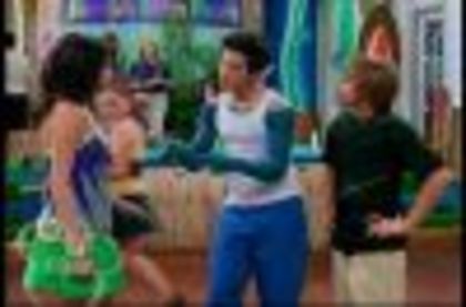 selena gomez in the suite life on deck (48)