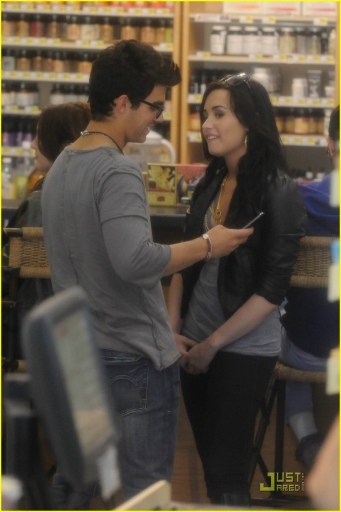 normal_LRG008 - JOE and demi-Out at Erewhon Natural Foods Market in LA-I HATE THESE PHOTOS