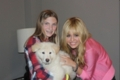 Hannah-Montana-look-of-the-fourth-season-in-the-backstage-with-a-fan-hannah-montana-14067651-120-80 - miley cyrus