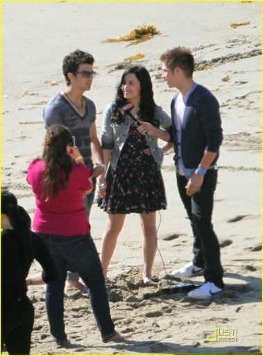 normal_joe-jonas-demi-lovato-wave-beach-02