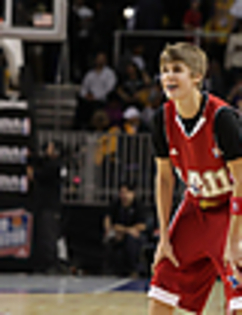 thumb_nbaallstar_8 - Justin plays basketball