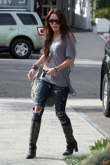 Miley+Cyrus+steps+out+ripped+jeans+way+hair+3QGbPpi8q1vl - Album for Miley real