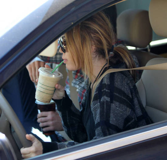 Miley-Cyrus_COM_StudioCity_11Sept2010_05