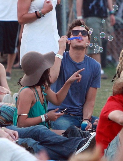 Zac+Efron+Vanessa+Hudgens+Coachella+Music+GY8EPZeAVf0l