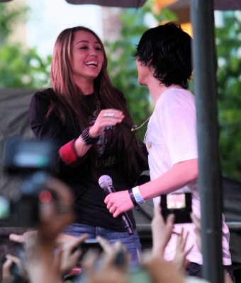 Miley Cyrus (16) - 0 Miley Cyrus-Mitchel Mussos Free Concert at The Grove 0