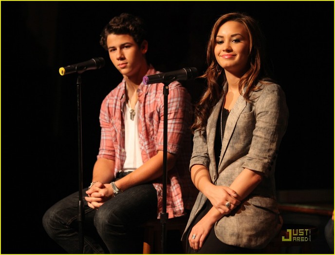 demi-lovato-jonas-chat-chicago-08