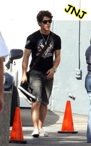 normal_nick-jonas-032010-10[1]