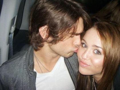 Miley Cyrus - With Justin 2009 (17)