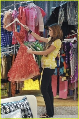 I LIKE THIS DRESS - Proof from Hannah Montana Forever  new episode