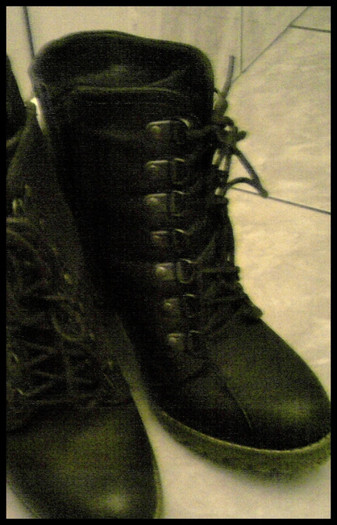 I got new boots babe_Haha