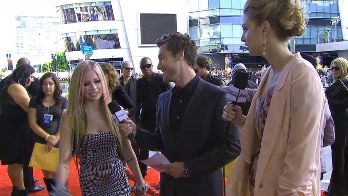 bscap0025 - 2010 - American Music Awards - Red Carpet Interview 01 - Captures by me